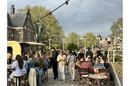 Stralende opening Strand van Oost trekt veel publiek aan rand Oosterpark