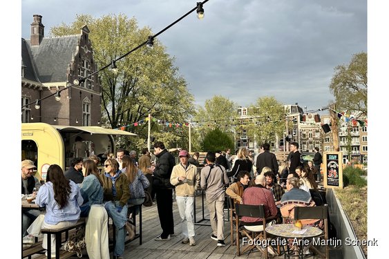 Stralende opening Strand van Oost trekt veel publiek aan rand Oosterpark