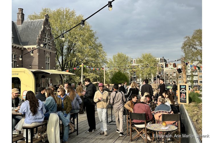 Stralende opening Strand van Oost trekt veel publiek aan rand Oosterpark