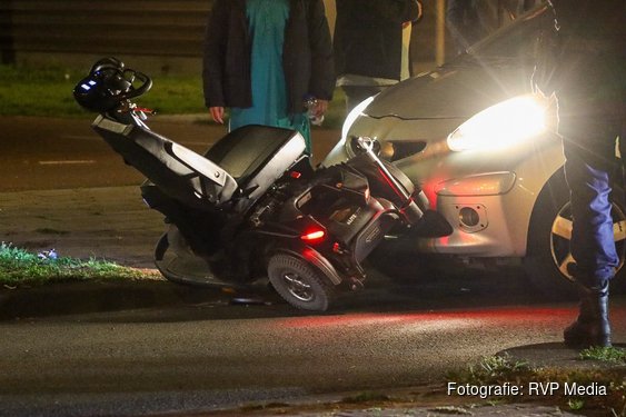 Bestuurder scootmobiel ernstig gewond na aanrijding met auto