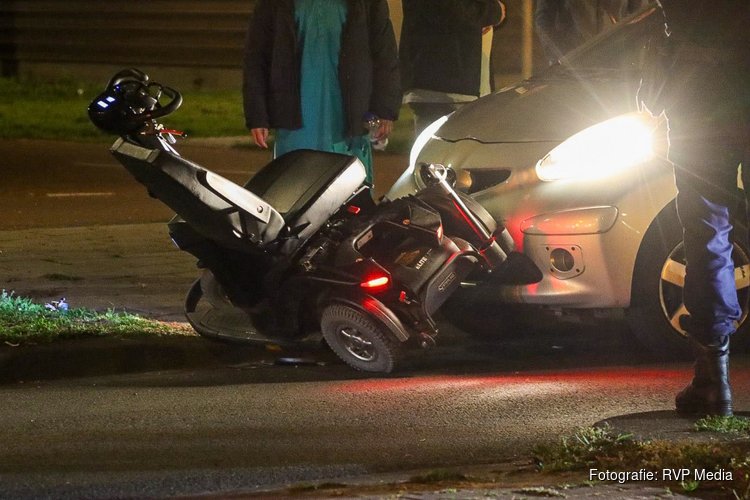 Bestuurder scootmobiel ernstig gewond na aanrijding met auto