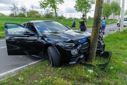 Auto belandt tegen boom na zware botsing met rolstoelbusje en andere auto in Amsterdam