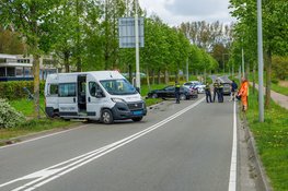 Auto belandt tegen boom na zware botsing met rolstoelbusje en andere auto in Amsterdam