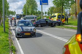 Auto belandt tegen boom na zware botsing met rolstoelbusje en andere auto in Amsterdam