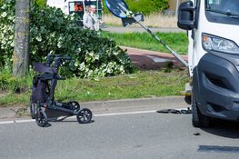 Auto belandt tegen boom na zware botsing met rolstoelbusje en andere auto in Amsterdam