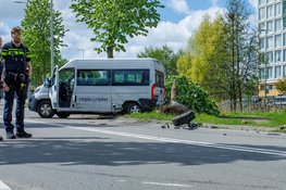 Auto belandt tegen boom na zware botsing met rolstoelbusje en andere auto in Amsterdam