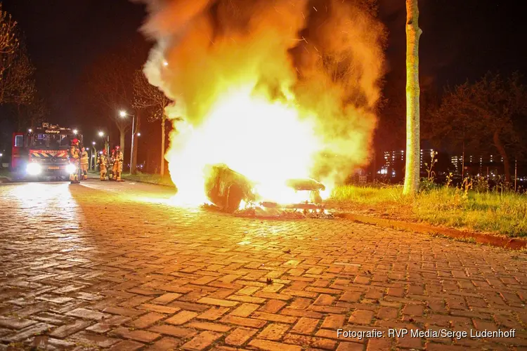 Auto in lichterlaaie aan Herman Bonpad