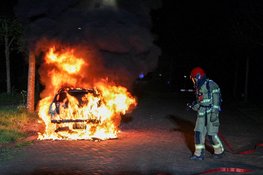 Auto in lichterlaaie aan Herman Bonpad