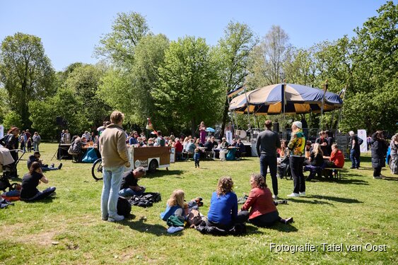 Bevrijdingsdag in het Oosterpark: schuif aan bij de Tafel van Oost