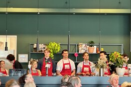 Jonge operazangers verrassen gasten bij Resto Van Harte
