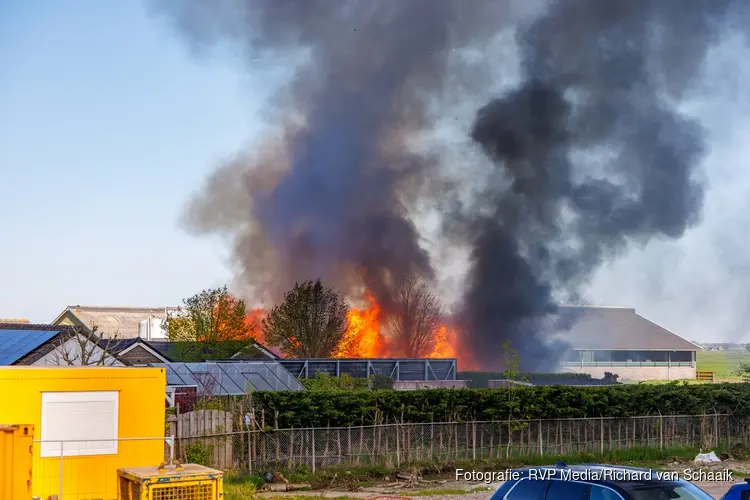Grote brand in schuren Ouderkerk aan de Amstel