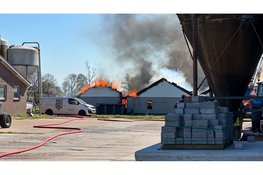 Grote brand in schuren Ouderkerk aan de Amstel