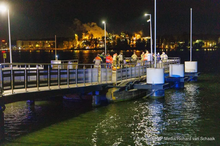 Grote zoekactie op het IJ na melding van persoon te water