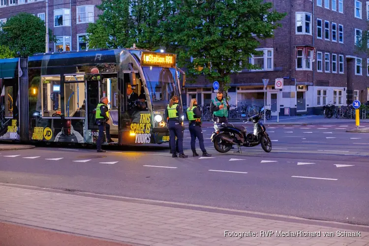 Scooterrijder lichtgewond na aanrijding met tram in Amsterdam