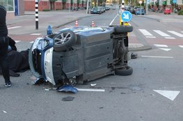 Brommobiel op zijkant na botsing in Amsterdam
