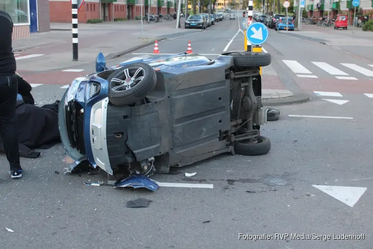 Brommobiel op zijkant na botsing in Amsterdam