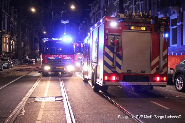 Brand op balkon door rieten afscheiding snel onder controle