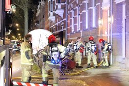 Brand op balkon door rieten afscheiding snel onder controle
