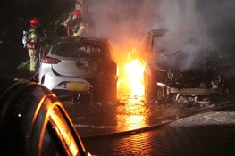 Auto volledig uitgebrand in Amsterdam, tweede voertuig beschadigd
