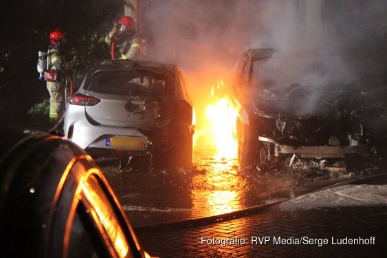 Auto volledig uitgebrand in Amsterdam, tweede voertuig beschadigd