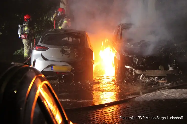 Auto volledig uitgebrand in Amsterdam, tweede voertuig beschadigd