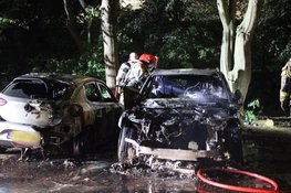 Auto volledig uitgebrand in Amsterdam, tweede voertuig beschadigd