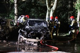Auto volledig uitgebrand in Amsterdam, tweede voertuig beschadigd