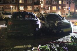 Auto volledig uitgebrand in Amsterdam, tweede voertuig beschadigd