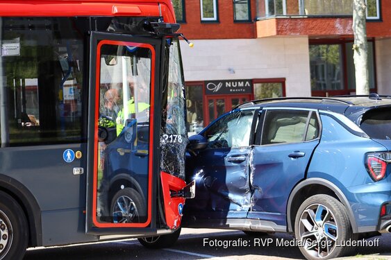 Meerdere gewonden bij botsing tussen auto en lijnbus in Amsterdam