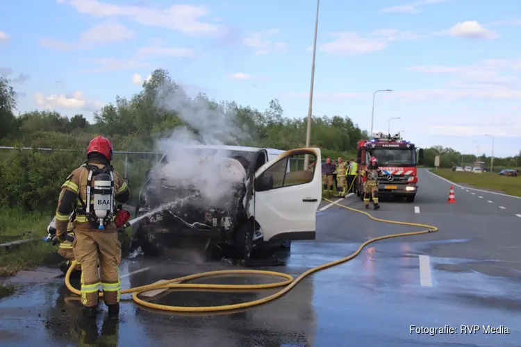 Bestelbus vliegt in brand tijdens rijden op N201 bij Schiphol