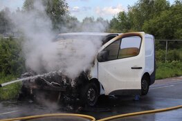 Bestelbus vliegt in brand tijdens rijden op N201 bij Schiphol