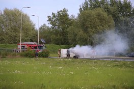 Bestelbus vliegt in brand tijdens rijden op N201 bij Schiphol