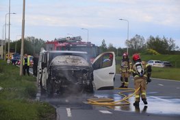 Bestelbus vliegt in brand tijdens rijden op N201 bij Schiphol