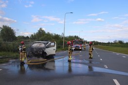 Bestelbus vliegt in brand tijdens rijden op N201 bij Schiphol
