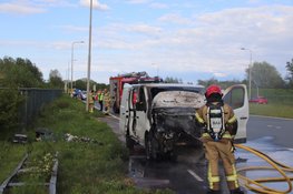 Bestelbus vliegt in brand tijdens rijden op N201 bij Schiphol