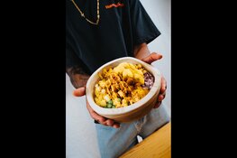Hawaiian introduceert Faya Bowl met comedian Jay Francis