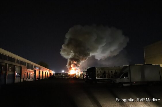 Grote brand in havengebied zorgt voor zwarte rookwolken