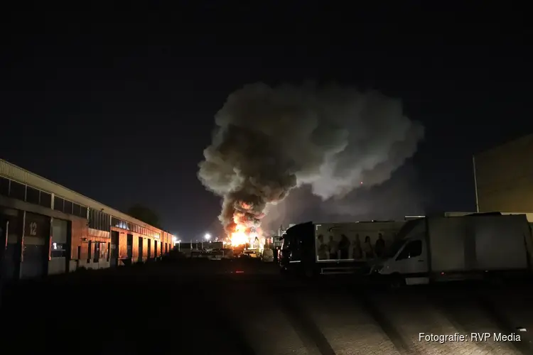 Grote brand in havengebied zorgt voor zwarte rookwolken