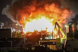 Grote brand in havengebied zorgt voor zwarte rookwolken
