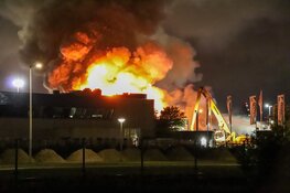Grote brand in havengebied zorgt voor zwarte rookwolken