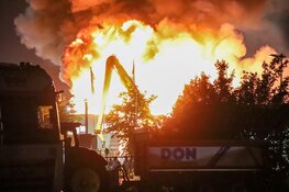 Grote brand in havengebied zorgt voor zwarte rookwolken