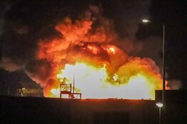 Grote brand in havengebied zorgt voor zwarte rookwolken