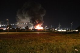 Grote brand in havengebied zorgt voor zwarte rookwolken