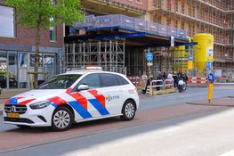 Scooterrijder gewond na aanrijding met auto in Amsterdam