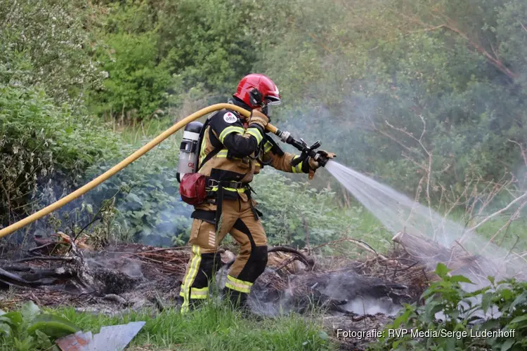 Snoeihout in brand gestoken in park Amsterdam