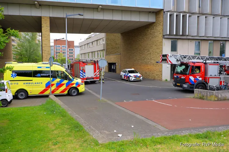Kleine woningbrand aan Erasmusgracht in Amsterdam door airfryer op kookplaat