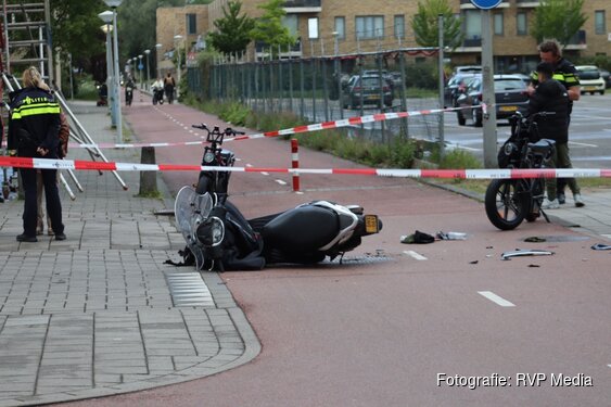 Scooterrijder gewond na aanrijding met auto in Amsterdam
