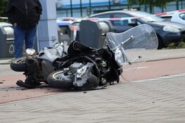 Scooterrijder gewond na aanrijding met auto in Amsterdam