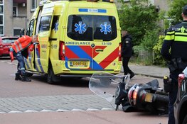 Scooterrijder gewond na aanrijding met auto in Amsterdam