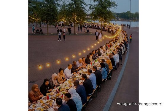 27 meter sushi voor gasten aan De Langste Tafel